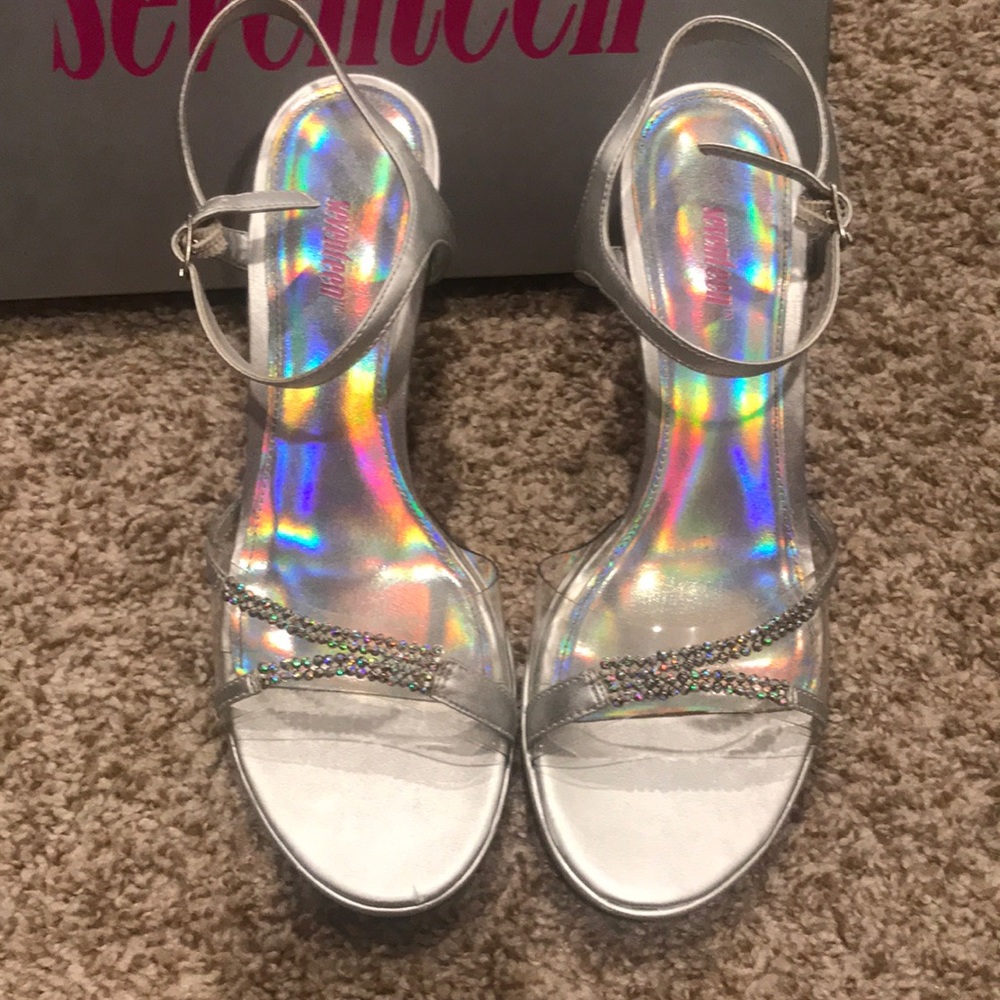 Silver heels - Picture 2 of 5